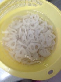 咸甜适中的凉拌藕片做法图解5)