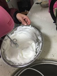 唇齿留香的戚风蛋糕做法图解2)