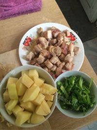 家常菜土豆烧肉做法图解1)