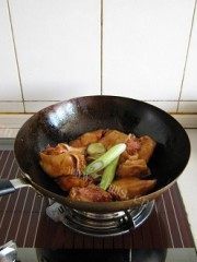 家常酱焖猪蹄做法图解2)