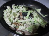 美味的菜花炒肉做法图解6)