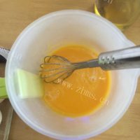 色香味俱全的牛奶蛋糕做法图解4)