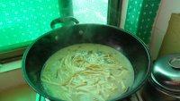 美味的金针菇鲫鱼汤