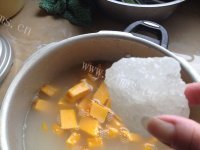美味的糯米南瓜豌豆粥做法图解5)