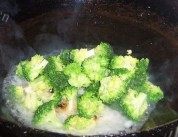 家常菜鸡蛋西兰花做法图解8)