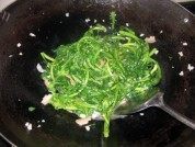 家常菜蒜蓉炒茼蒿菜做法图解3)