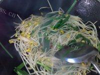 诱人的豆芽炒韭菜做法图解6)