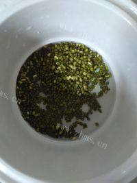 美味的绿豆百合汤做法图解3)