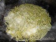 热腾腾的莼菜肉丝汤做法图解2)