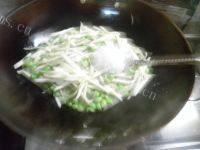 家常菜茭白炒毛豆做法图解7)