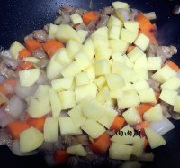 美味佳肴羊肉焖米饭做法图解6)