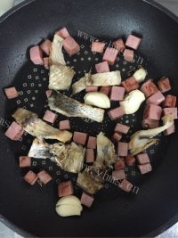 好吃的咸鱼茄子煲做法图解5)