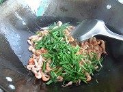 家常韭菜炒河虾做法图解3)