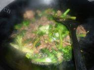 易做的西兰花炒肉做法图解5)