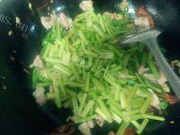 外婆教我做芹菜炒肉做法图解7)