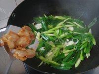自己做的腊肉炒蒜苗做法图解5)