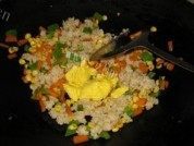 五彩蛋炒饭做法图解8)