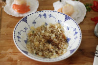 美味的蒜蓉粉丝蒸扇贝做法图解6)