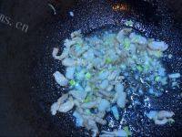 香鲜至极的胡萝卜木耳炒肉做法图解4)