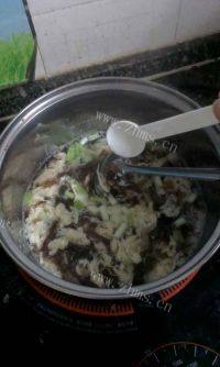营养丰富的紫菜蛋花汤做法图解5)