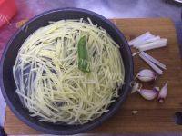 家常菜青椒土豆丝做法图解1)
