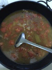 家常菜牛肉炖西红柿做法图解4)