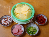 美味的干锅土豆做法图解2)