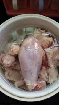 鲜美的花旗参炖鸡汤做法图解6)
