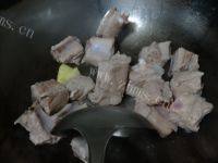 可口的土豆炖排骨做法图解7)