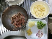 美味的百合炒牛肉粒做法图解2)