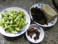 好吃的黑木耳野山笋烧烤麸做法图解1)