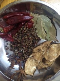 卤香足的老卤大杂烩做法图解3)