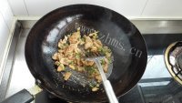 好吃的腐竹秋耳炒肉做法图解5)