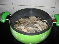 口感不错的栗蘑炒肉做法图解3)