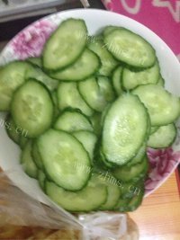 诱人的黄瓜炒鸡蛋做法图解1)