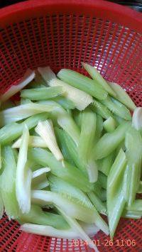 家常菜芹菜炒腊肠做法图解2)