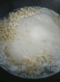 美味的土豆鸡蛋炒方便面做法图解2)