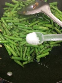 家常菜清炒豆角做法图解7)