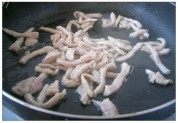 香菇炒肉丝做法图解3)