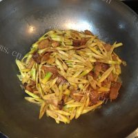 喷香的竹笋炒肉做法图解7)