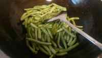 家常菜肉末干煸豆角做法图解3)