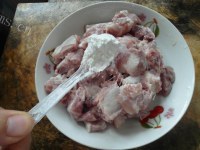 家常菜榨菜蒸排骨做法图解5)