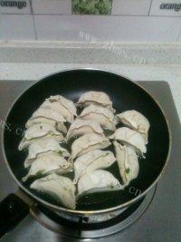 家常香菇猪肉煎饺做法图解4)
