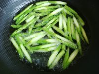 家常菜腊肠炒芦笋做法图解4)