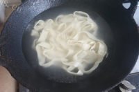 美味的新疆大盘鸡做法图解5)