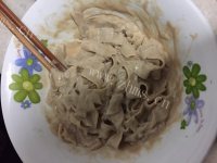 美味芝麻酱拌凉皮做法图解5)