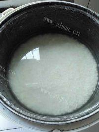 色味俱全的腊肉豌豆糯米饭做法图解1)