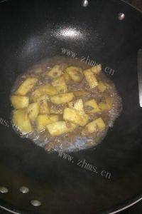 美味的菠萝炒牛肉做法图解7)