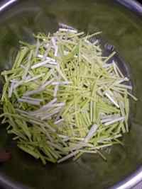 好吃的蒜苗炒鸡蛋做法图解2)