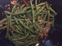 色香味浓的干煸豆角做法图解7)